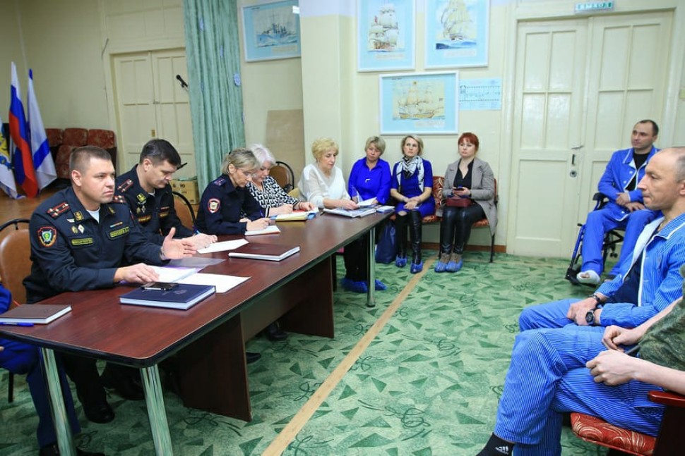 Сотрудники военных следственных органов Следственного комитета России навещают раненых, проходящих лечение